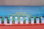 Các đại biểu thực hiện nghi thức nhấn nút khởi công Dự án xây dựng mở rộng đoạn Yên Bái - Lào Cai thuộc tuyến cao tốc Nội Bài - Lào Cai. (Ảnh: Tuấn Khôi/TTXVN)