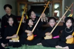 Các thành viên nhỏ tuổi của Câu lạc bộ Hát Then - đàn Tính cội nguồn của Tuyên Quang. (Ảnh: Quang Cường/TTXVN)