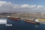 Tàu thuyền neo tại cảng trên đảo Qeshm của Iran trên eo biển Hormuz. (Ảnh: IRNA/TTXVN)