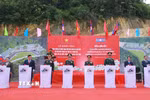 Hai Phó Thủ tướng, Bộ trưởng Quốc phòng ấn nút khởi công công trình Trạm phối hợp công tác, Đại đội Biên phòng 252. (Ảnh: Trọng Đức/TTXVN)