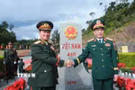 Đại tướng Phan Văn Giang và Đại tướng Khamliang Outhakaysone bên cột mốc 460 Cửa khẩu Thanh Thủy. (Ảnh: Trọng Đức/TTXVN)