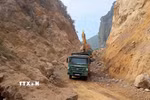 Thi công dự án kè sạt lở đường cầm chừng khiến người dân gặp nhiều khó khăn trong việc đi lại. (Ảnh: Thanh Hải/TTXVN)
