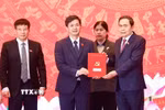 Bí thư Đảng ủy, Chủ tịch Quốc hội Trần Thanh Mẫn trao Quyết định thành lập Đảng bộ Văn phòng Quốc hội. (Ảnh: Doãn Tấn/TTXVN)