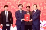 Bí thư Đảng ủy, Chủ tịch Quốc hội Trần Thanh Mẫn trao Quyết định thành lập Đảng bộ Văn phòng Quốc hội. (Ảnh: Doãn Tấn/TTXVN)
