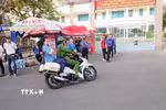 Công an phường Châu Đốc, An Giang tới nhà đưa thí sinh ngủ quên đến điểm thi Trường THPT Chuyên Thủ Khoa Nghĩa kịp thời. (Ảnh: TTXVN phát)