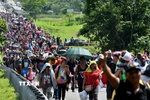 Người di cư di chuyển tại Huixtla, bang Chiapas, Mexico trong hành trình tới Mỹ ngày 27/10/2021. (Ảnh: AFP/TTXVN)