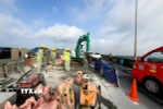 Đơn vị thi công thu hẹp làn đường sửa chữa tại khu vực cầu Long Thành. (Ảnh: TTXVN phát)