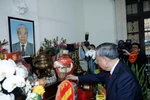 Tổng Bí thư Tô Lâm thắp hương tưởng niệm Tổng Bí thư Nguyễn Phú Trọng. (Ảnh: Thống Nhất/TTXVN)