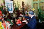 Tổng Bí thư Tô Lâm thắp hương tưởng niệm Tổng Bí thư Lê Duẩn. (Ảnh: Thống Nhất/TTXVN)