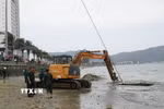 Thực hiện trục vớt chiếc xe tăng. (Ảnh: Sỹ Thắng/TTXVN)