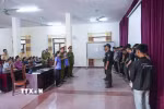 Cơ quan Cảnh sát điều tra Công an tỉnh Điện Biên đọc Quyết định khởi tố vụ án hình sự, khởi tố bị can đối với 18 đối tượng có hành vi gây rối trật tự công cộng. (Ảnh: TTXVN phát)
