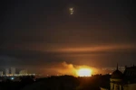 Vụ nổ của một máy bay không người lái làm sáng bừng bầu trời thành phố trong một cuộc tấn công bằng máy bay không người lái và tên lửa của Nga, giữa lúc Nga tấn công Ukraine, tại Kiev, Ukraine ngày 10/7. (Ảnh: Reuters)