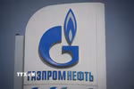 Biểu tượng Tập đoàn khí đốt Gazprom tại một trạm xăng ở Moskva, Nga. (Ảnh: AFP/TTXVN)