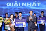 Thứ trưởng Thường trực Bộ Giáo dục và Đào tạo Phạm Ngọc Thưởng trao giải Nhất cho các học sinh đạt giải. (Ảnh: Thanh Tùng/TTXVN)