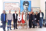 Đại sứ Lê Quang Long, Hiệu trưởng Diamikis de los Milagros Meriño và đại diện Ban Đối ngoại trung ương Đảng Cộng sản Cuba và Viện Cuba Hữu nghị với các dân tộc (ICAP) chụp ảnh chung. (Ảnh: Việt Hùng/TTXVN)