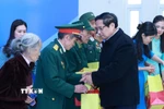 Thủ tướng Phạm Minh Chính tặng quà Tết cho các gia đình chính sách, người có công với các mạng huyện Ngọc Lặc, tỉnh Thanh Hoá. (Ảnh: Dương Giang/TTXVN)