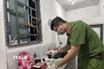 Công an thành phố Cần Thơ thu giữ tang vật ma túy tại nơi ở của các đối tượng trong đường dây mua bán, vận chuyển trái phép chất ma túy. (Ảnh: TTXVN phát)