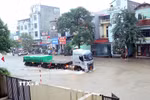 Đường Lương Ngọc Quyến, phường Phan Đình Phùng (Thái Nguyên) bị ngập sâu trong nước. (Ảnh minh họa: Trần Trang/TTXVN)
