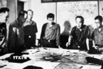 Đại tướng Võ Nguyên Giáp cùng các đồng chí trong Quân ủy Trung ương duyệt phương án tác chiến Chiến dịch Hồ Chí Minh (tháng 4/1975). (Ảnh: TTXVN)