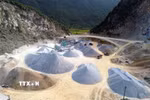 Hoạt động của 2 mỏ đá Minh Cầm và Đại Phúc Sông Gianh nằm cạnh nhau trên địa bàn xã Tuyên Bình (Quảng Trị) đang ảnh hưởng đến cuộc sống của người dân địa phương bởi bụi, ô nhiễm môi trường. (Ảnh: Tá Chuyên/TTXVN)