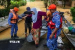 Lực lượng cứu hộ sơ tán người dân khỏi vùng ngập lụt tại Kelantan, Malaysia ngày 26/11/2025. (Ảnh: THX/TTXVN)