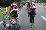 Người di cư tại khu vực Mapastepec, bang Chiapas, Mexico, trong hành trình tới Mỹ. (Ảnh: AFP/TTXVN)
