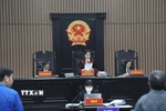 Chủ tọa phiên tòa công bố quyết định đưa vụ án ra xét xử. (Ảnh: Kim Anh/TTXVN)