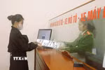 Công dân thực hiện giao dịch tại phòng một cửa của trụ sở Công an phường Nghi Phú, thành phố Vinh . (Ảnh: Xuân Tiến/TTXVN)