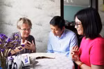 Anh Nguyễn Quốc Hùng, chị Sveta Glazunova trao đổi với phóng viên về bức thư của Bác. (Ảnh: TTXVN phát)