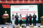 Ban Thường trực Ủy ban MTTQ Việt Nam tỉnh Bắc Ninh bàn giao danh sách những người đủ tiêu chuẩn ứng cử đại biểu Quốc hội khóa XVI và đại biểu HĐND tỉnh nhiệm kỳ 2026 - 2031 đến Ủy ban Bầu cử tỉnh. (Ảnh: Thái Hùng/TTXVN)