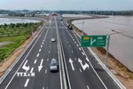 Cao tốc Cần Thơ - Cà Mau sẽ khai thác đoạn Cần Thơ - Hậu Giang (từ nút giao IC2 đến nút giao IC5) dài hơn 37km từ 9 giờ sáng ngày 20/12/2025. (Ảnh: Thanh Liêm/TTXVN)
