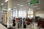 Hành khách làm thủ tục nhập cảnh ở cửa khẩu Bắc Luân 1 (cửa khẩu Quốc tế Móng Cái), thành phố Móng Cái, tỉnh Quảng Ninh. (Ảnh: Vũ Sinh/TTXVN)
