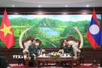 Bộ trưởng Bộ Quốc phòng Lào Khamliang Outhakaysone tiếp Bộ trưởng Bộ Quốc phòng Việt Nam Phan Văn Giang. (Ảnh: Xuân Tú/TTXVN)