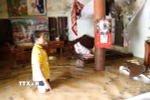 Nước lũ kèm theo nhiều loại rác tràn vào nhà dân, gây hư hại nhiều đồ đạc, vật dụng. (Ảnh: Xuân Tiến/TTXVN)