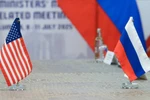 Cờ Mỹ và cờ Nga. (Ảnh: AA)