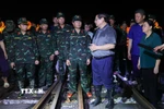 Thủ tướng Phạm Minh Chính kiểm tra tuyến đường sắt bị sạt lở do ảnh hưởng của lũ trên sông Cầu. (Ảnh: Dương Giang/TTXVN)
