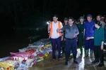 Thủ tướng Phạm Minh Chính chỉ đạo phòng chống lũ, ứng cứu sự cố, bảo đảm an toàn tuyến đê Hữu Cầu. (Ảnh: Dương Giang/TTXVN)