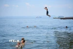 Người dân tắm biển tránh nóng tại Vladivostok, Nga. (Ảnh: THX/TTXVN)