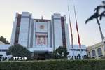 Cờ rủ tại trụ sở Ủy ban nhân dân thành phố Hà Nội sáng 10/8/2026. (Ảnh: Lâm Khánh/TTXVN)