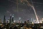 Hệ thống phòng không Iron Dome của Israel khai hỏa đánh chặn tên lửa trên bầu trời Tel Aviv. (Ảnh: AP)