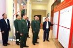 Bí thư Tỉnh ủy Tuyên Quang Hầu A Lềnh kiểm tra công tác chuẩn bị cho bầu cử ở điểm bỏ phiếu số 2, Bộ đội Biên phòng tỉnh. (Ảnh: TTXVN phát)