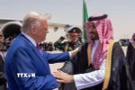 Thái tử Saudi Arabia Mohammed bin Salman Al Saud (phải) đón Tổng thống Mỹ Donald Trump tại sân bay Malik Khalid ở Riyadh, ngày 13/5/2025. (Ảnh: AA/TTXVN)