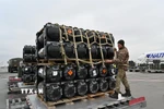 Lô tên lửa Javelins được chuyển tới sân bay ở Kiev, Ukraine ngày 11/2/2022. (Ảnh: AFP/TTXVN)