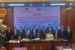 Lễ ký kết giữa Tập đoàn GEO (Đức) và Công ty O-DOOR Việt Nam về dự án Trung tâm đào tạo và phát triển nguồn nhân lực năng lượng tái tạo tại tỉnh Gia Lai. (Ảnh: Sỹ Thắng/TTXVN)