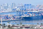 Hoạt động tại cảng hàng hóa Long Beach ở California, Mỹ. (Ảnh: AFP/TTXVN)