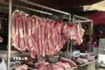 Hiện nay, nhiều người tiêu dùng e ngại mua thịt lợn không rõ nguồn gốc, xuất xứ khi dịch bệnh bùng phát. (Ảnh: Hương Giang/TTXVN)