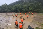 Cán bộ, chiến sỹ vũ trang Lai Châu giúp dân khắc phục mưa lũ. (Ảnh: Nguyễn Oanh/TTXVN)