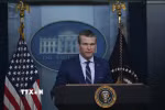 Bộ trưởng Quốc phòng Mỹ Pete Hegseth phát biểu trong cuộc họp báo tại Washington D.C. (Ảnh: Anadolu Agency/TTXVN)