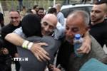 Tù nhân Palestine, được Israel trả tự do, đoàn tụ với người thân tại thành phố Ramallah, Bờ Tây ngày 1/2/2025. (Ảnh: THX/TTXVN)