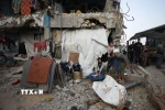 Người dân Palestine sinh sống giữa đống đổ nát trong những ngôi nhà bị phá hủy do xung đột ở Jabalia, Dải Gaza. (Ảnh: THX/TTXVN)